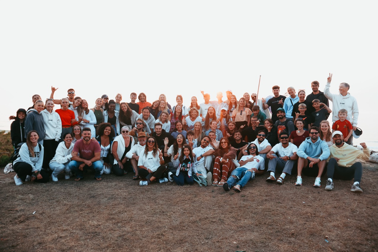 Igreja bilíngue no Porto — comunidade Surf Church Porto reunida na costa