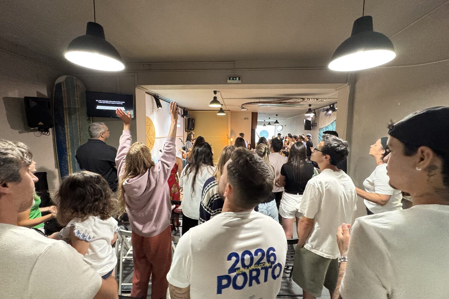 Comunidade cristã reunida na Surf Church Porto, no Porto