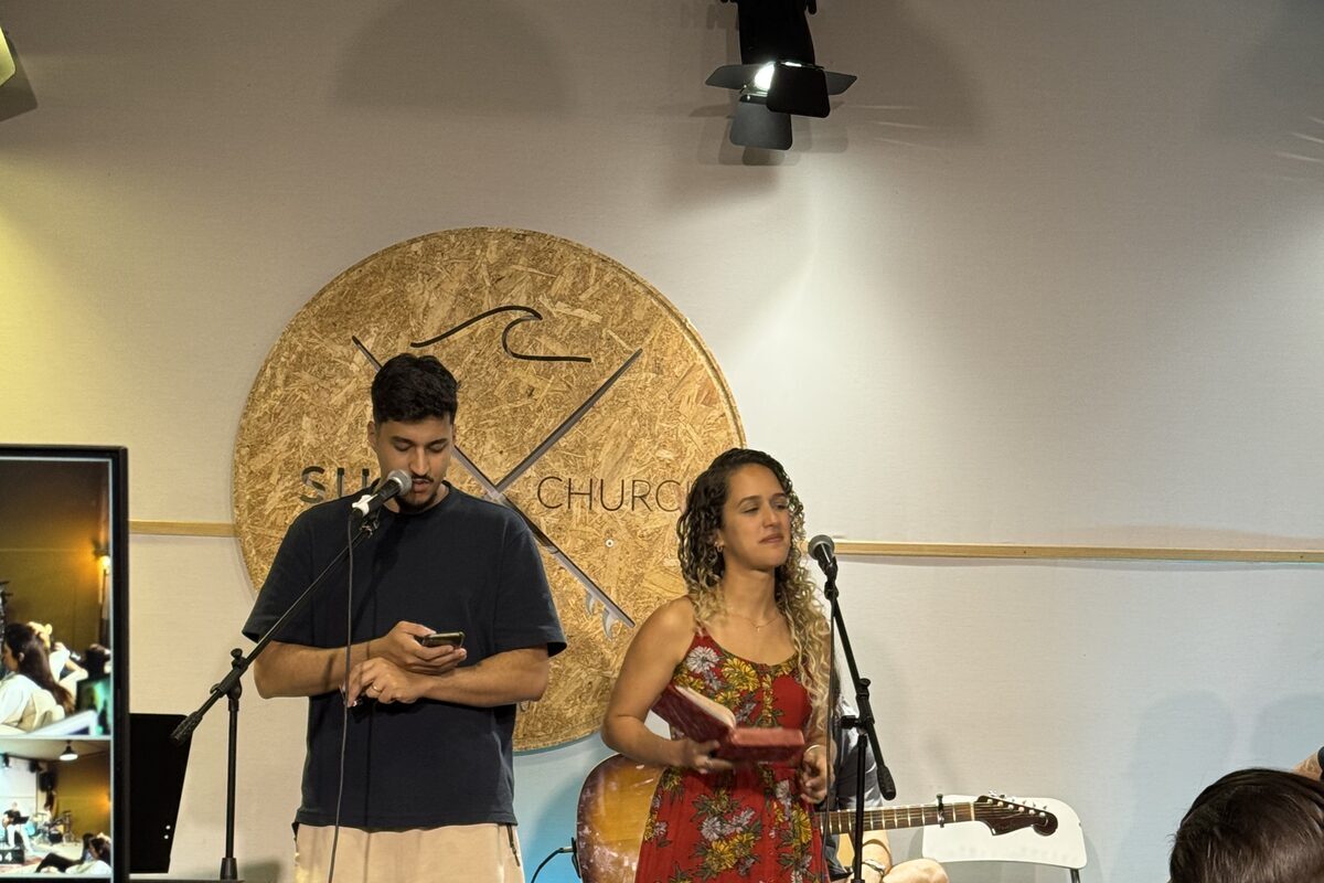 Momento de louvor no culto bilingue da Surf Church Porto