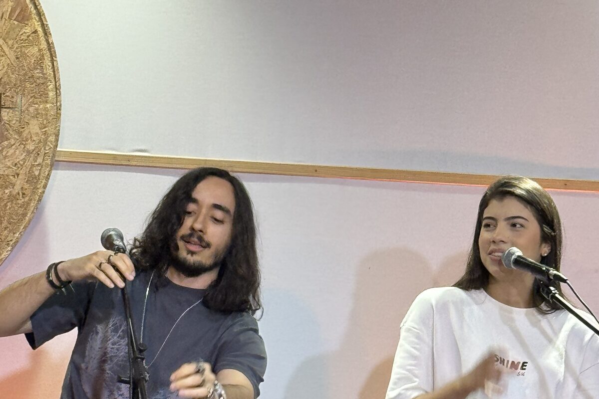 Conversa e ensino em pequeno grupo na Surf Church Porto
