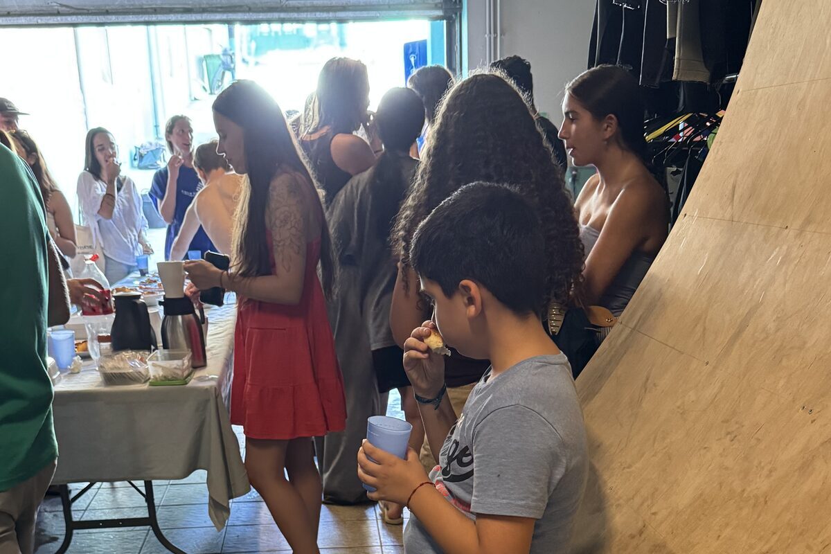 Famílias reunidas na Surf Church Porto, em Matosinhos