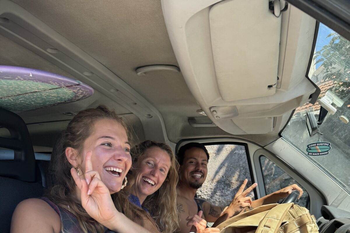 Jovens da Surf Church Porto a caminho do surf, em Matosinhos