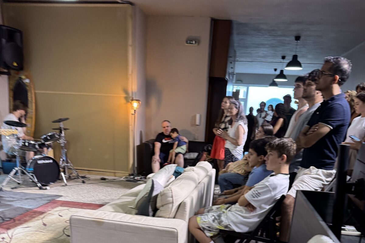 Ambiente tranquilo na Surf Church Porto — voltar à fé sem pressão